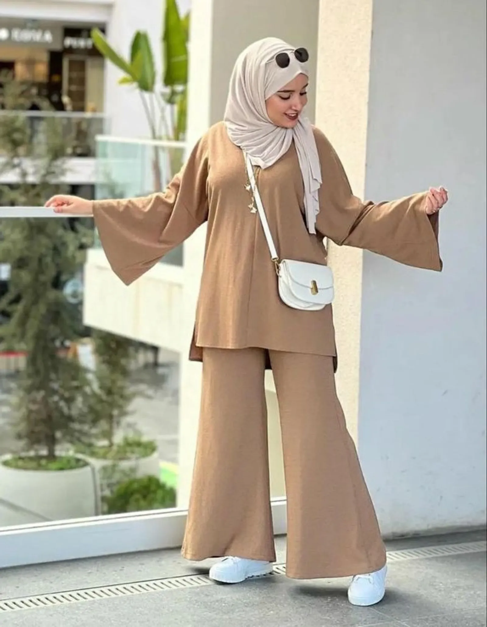 8 Warna Jilbab yang Cocok untuk Baju Warna Cokelat Milo