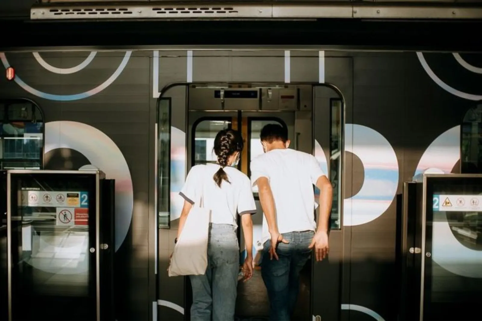 5 Hal yang Perlu Diperhatikan Sebelum Foto Pre-Wedding di Stasiun MRT