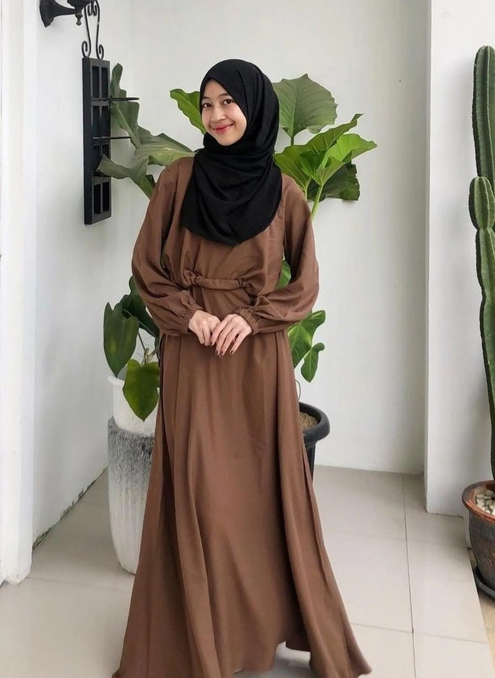 8 Warna Jilbab yang Cocok untuk Baju Warna Cokelat Milo