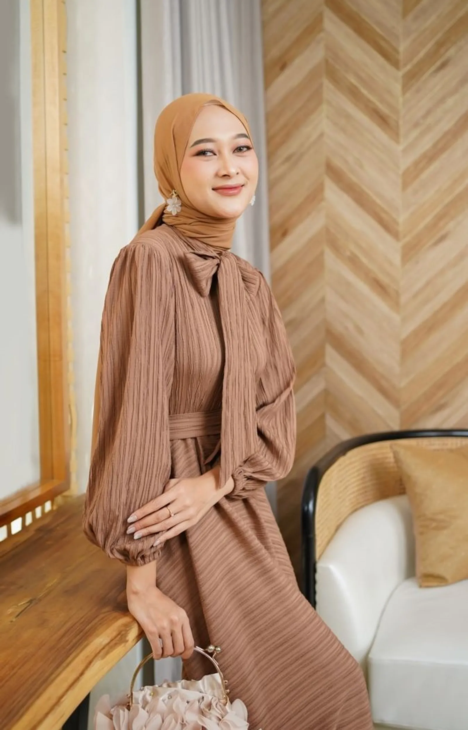 8 Warna Jilbab yang Cocok untuk Baju Warna Cokelat Milo