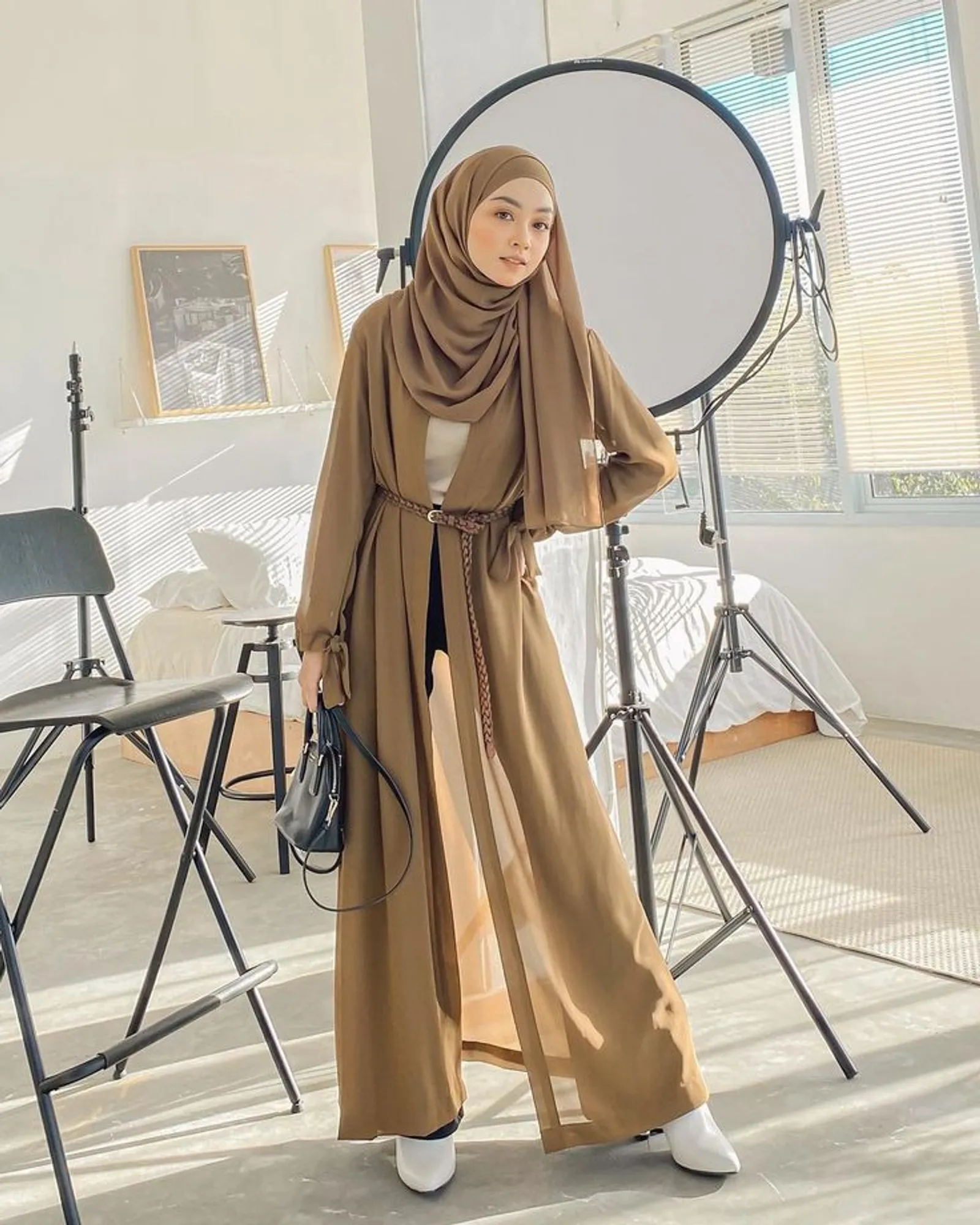 8 Warna Jilbab yang Cocok untuk Baju Warna Cokelat Milo