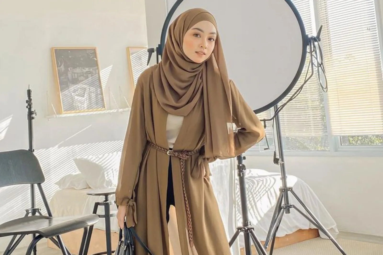 8 Warna Jilbab yang Cocok untuk Baju Warna Cokelat Milo