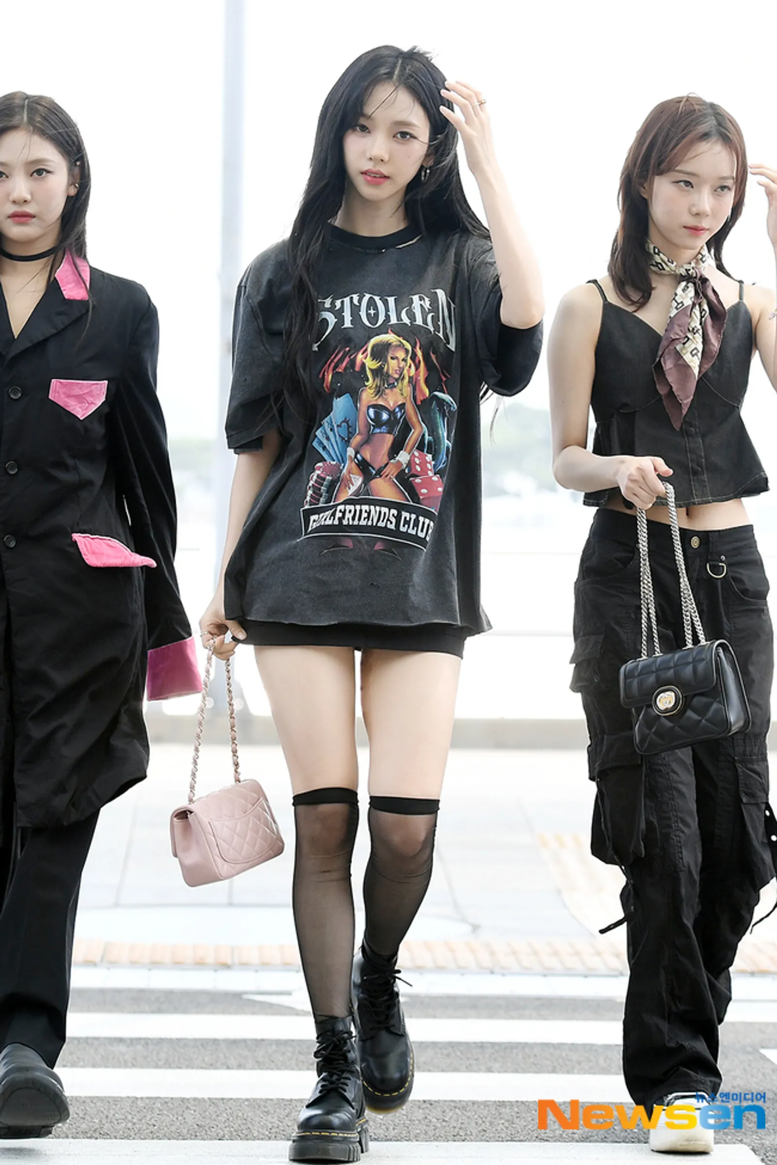 Outfit Style Korea Kaos Kaki Panjang A La Idol K-Pop, Kece Banget!