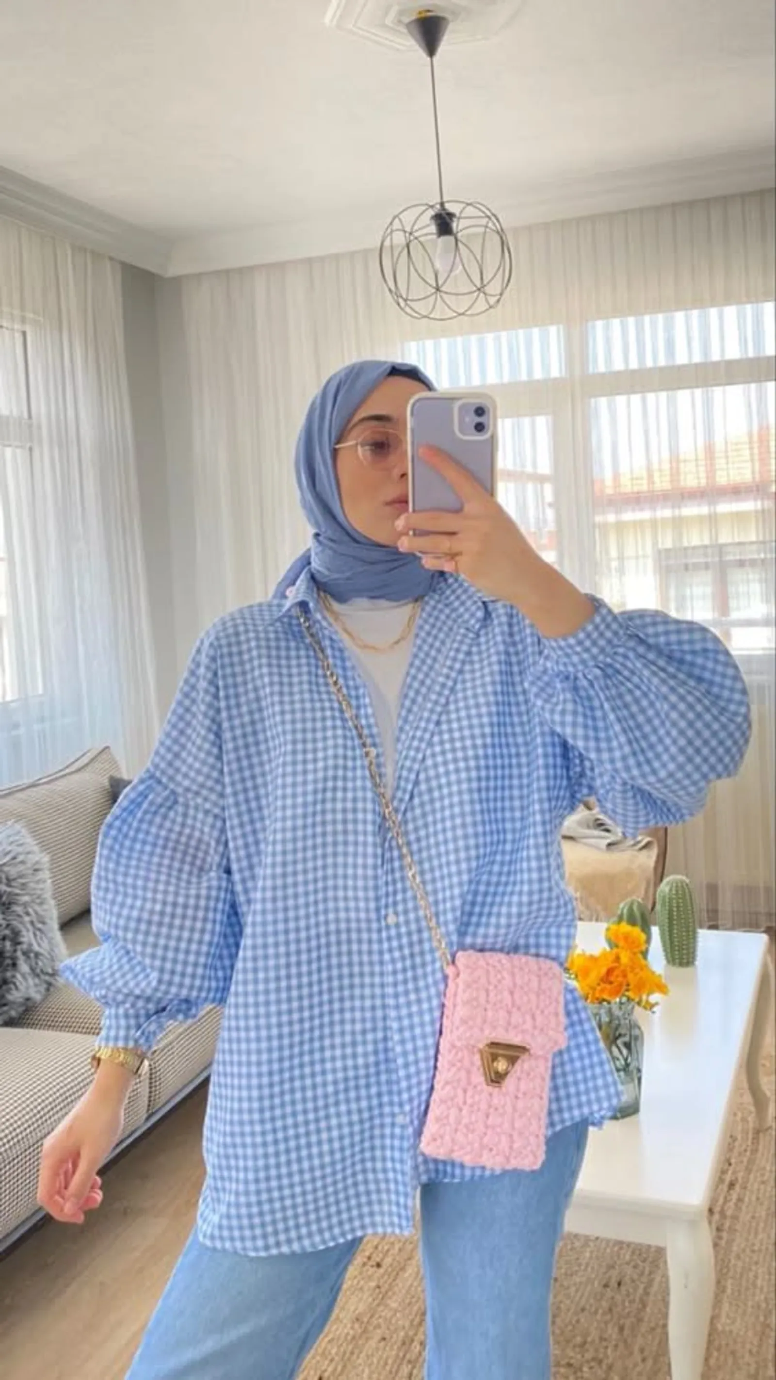 Baju Kotak Kotak Biru Cocok dengan Jilbab Warna Apa? Cek Pilihannya!