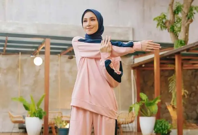 8 Ide Outfit Jalan Sehat untuk Perempuan yang Stylish