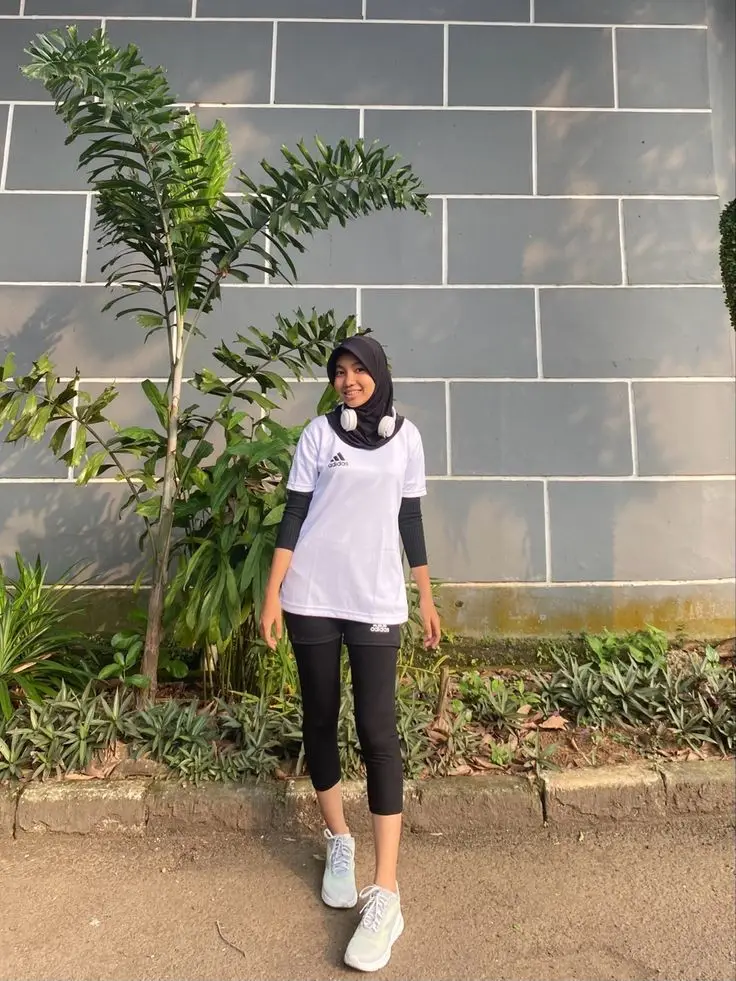 8 Ide Outfit Jalan Sehat untuk Perempuan yang Stylish