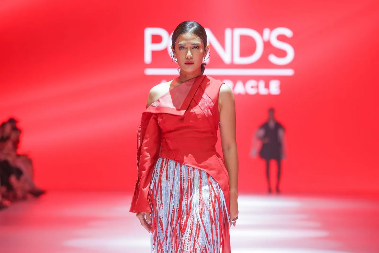 Pond’s Age Miracle Rayakan Kekuatan Perempuan di Panggung JFW 2025 