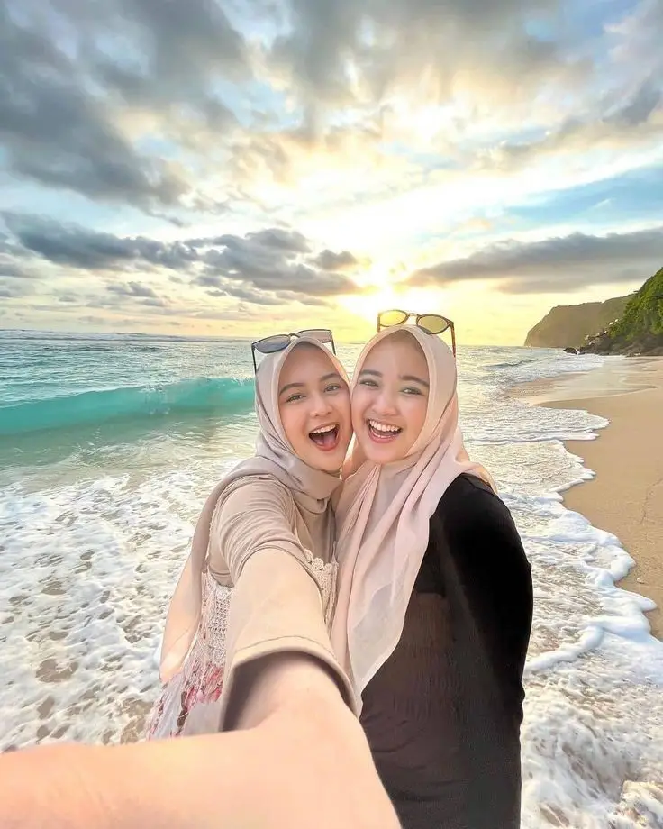 9 Gaya Foto di Pantai Wanita yang Estetis dan Unik, Dicoba Yuk!