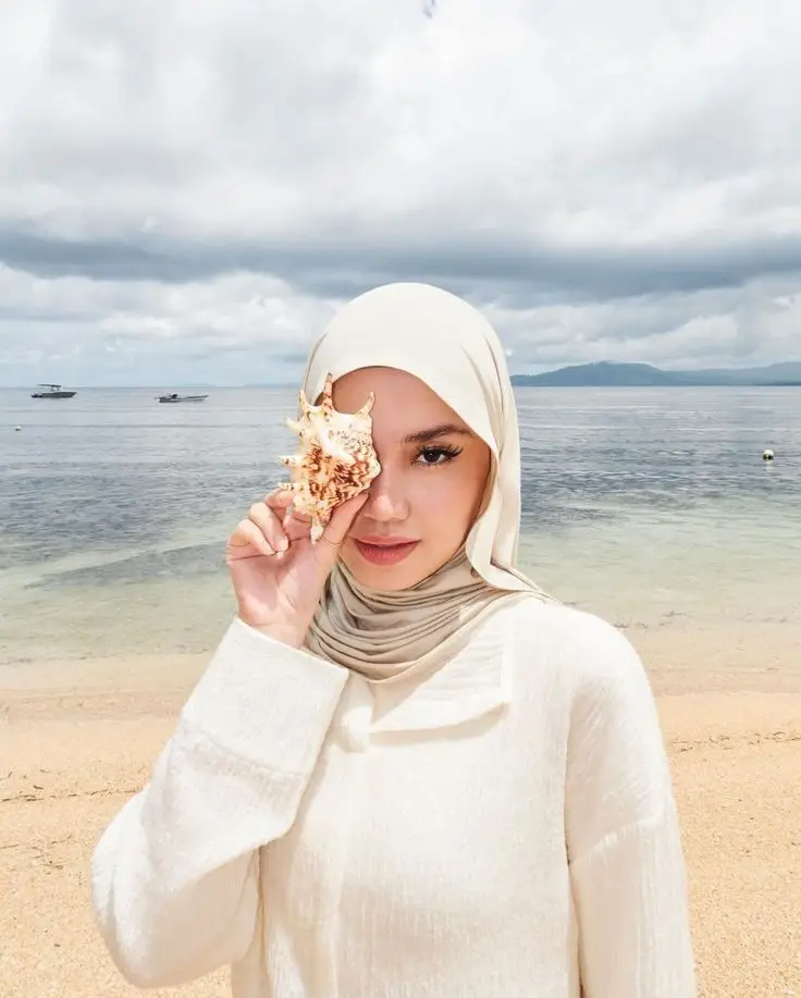 9 Gaya Foto di Pantai Wanita yang Estetis dan Unik, Dicoba Yuk!