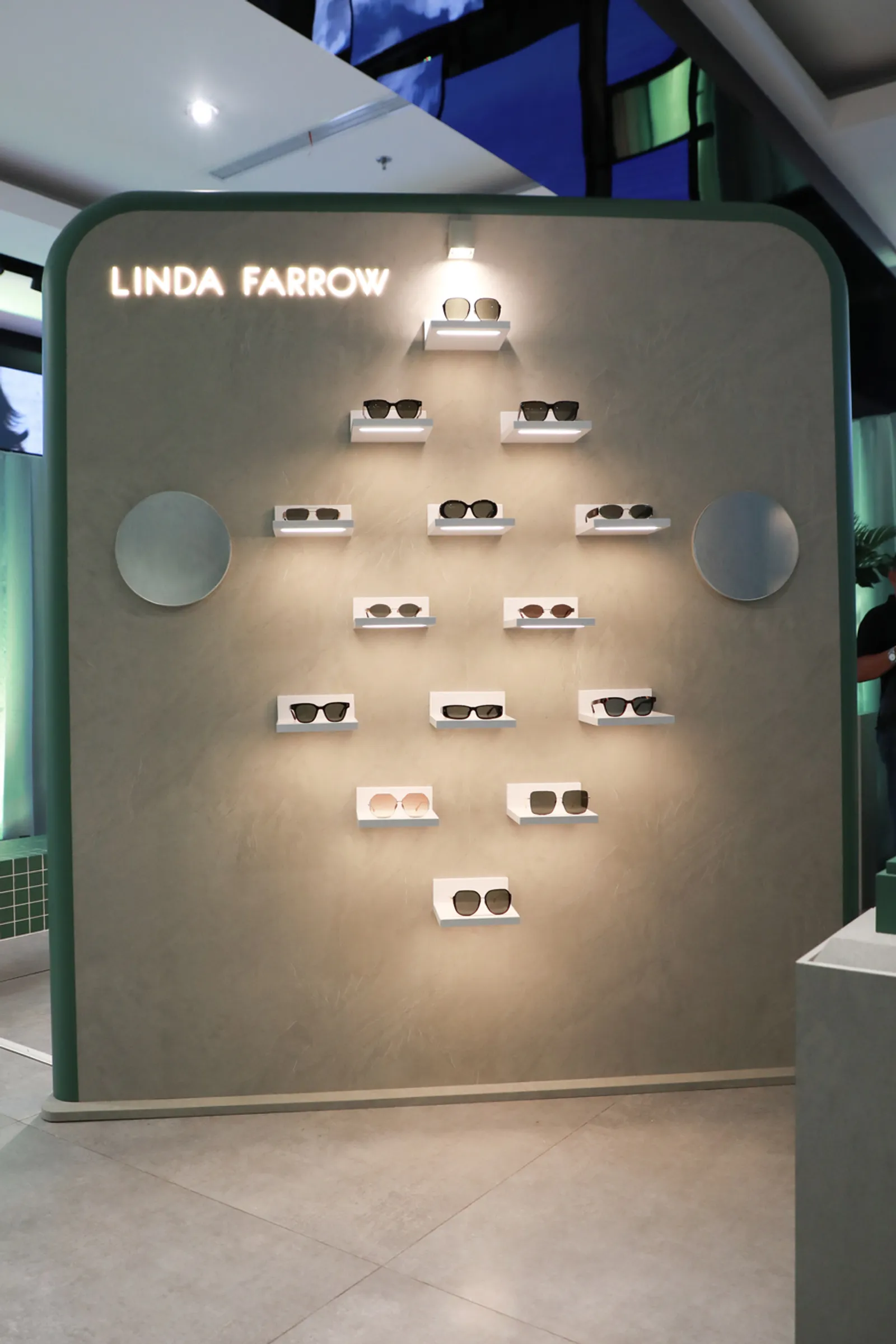 Koleksi Eyewear LINDA FARROW 'Neon Brutalism' Hadir di Optik Seis