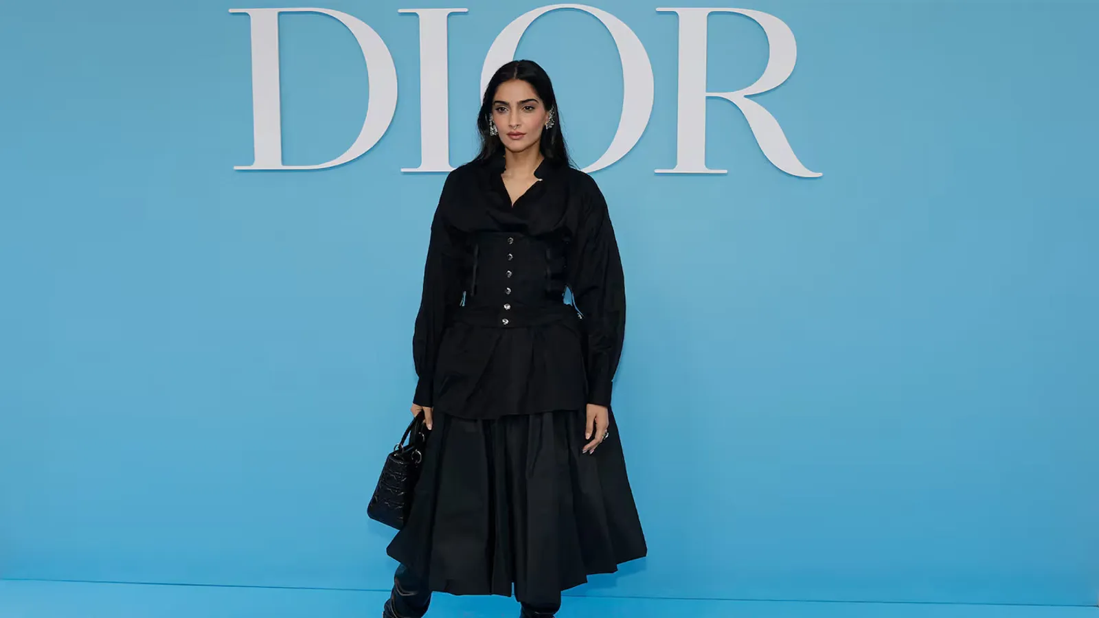 Bintang Bollywood Sonam Kapoor Jadi Brand Ambassador Dior Terbaru