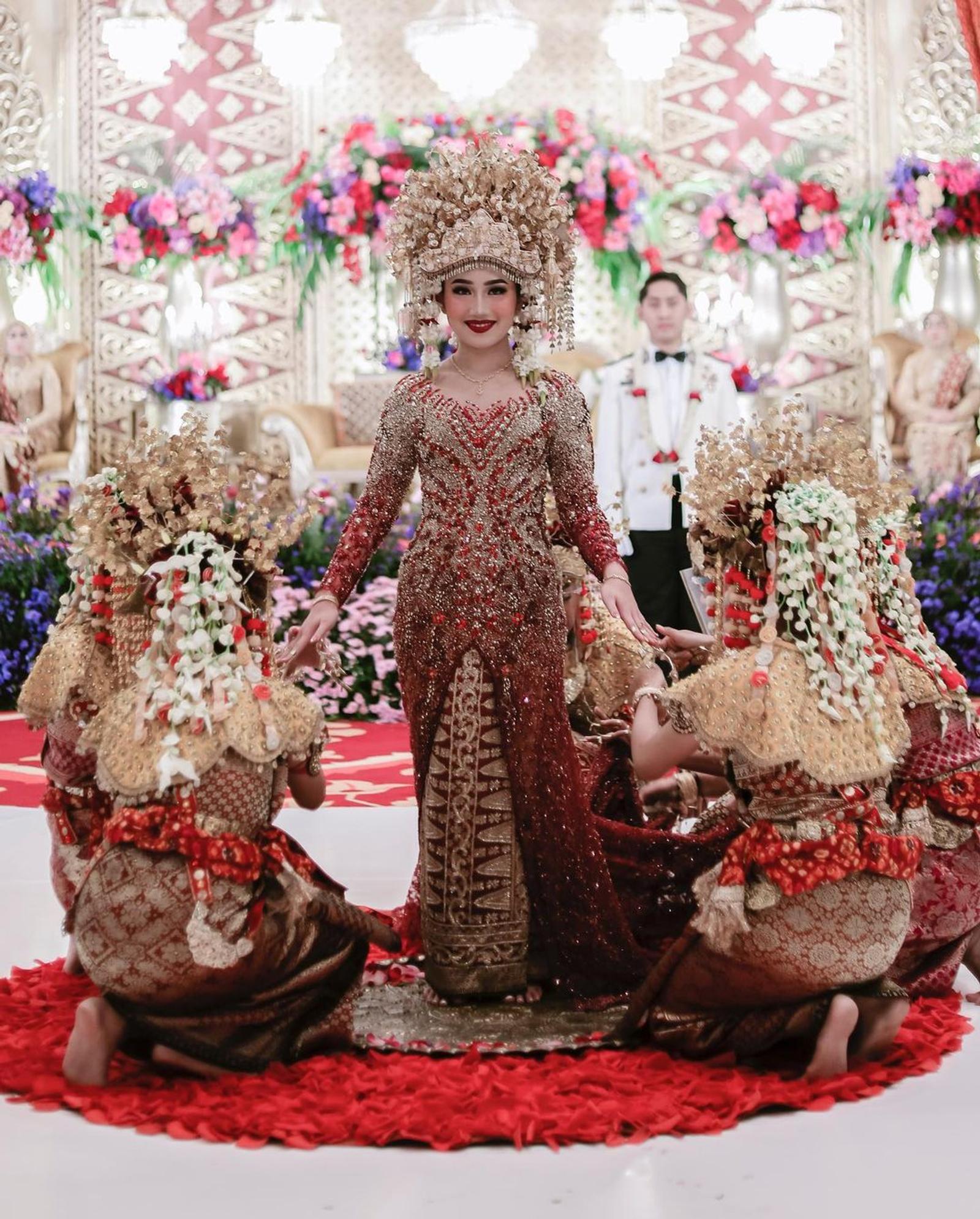 5 Referensi Model Kebaya Merah Maroon, Bold dan Elegan!