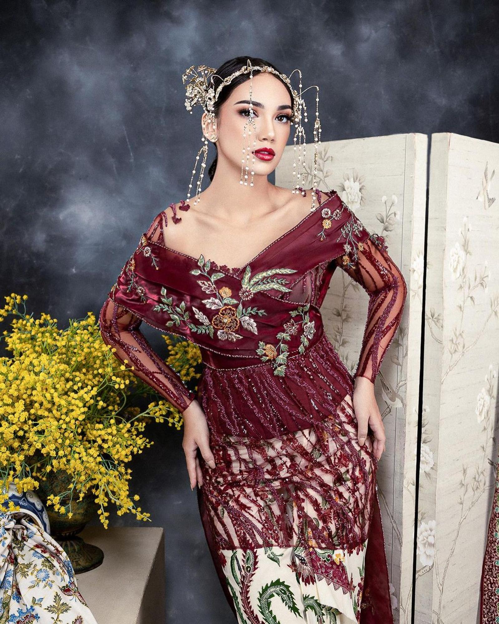 5 Referensi Model Kebaya Merah Maroon, Bold dan Elegan!