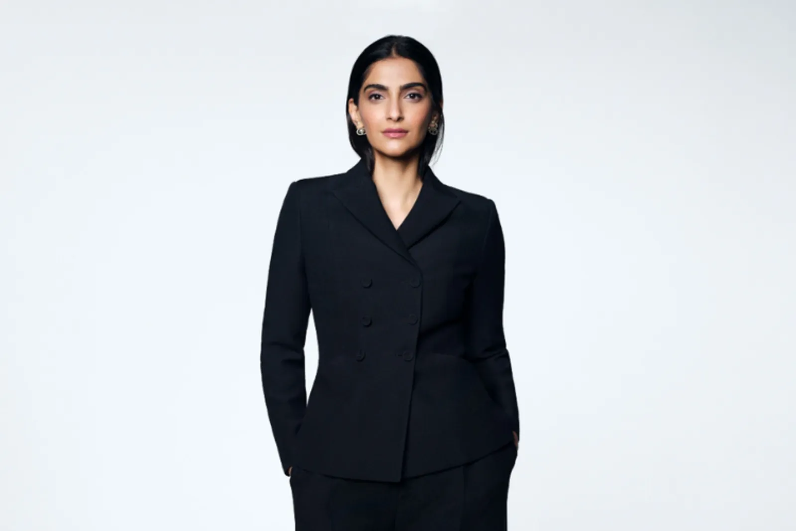 Bintang Bollywood Sonam Kapoor Jadi Brand Ambassador Dior Terbaru