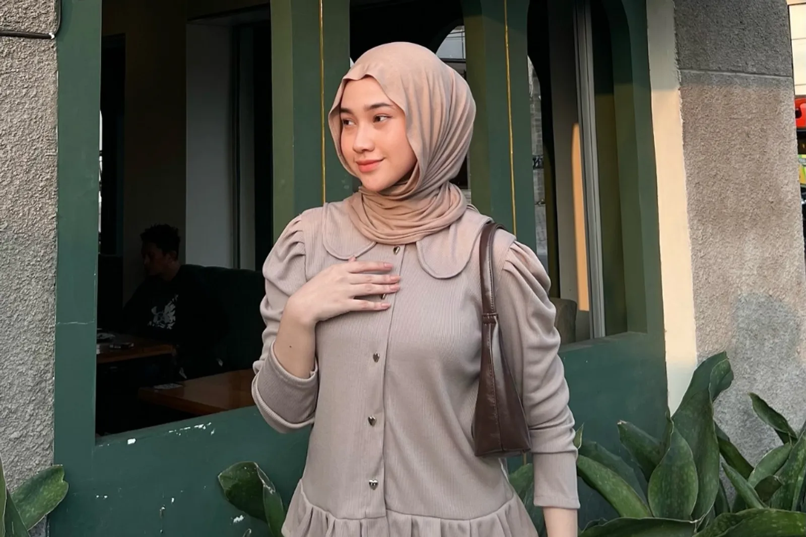 5 Tutorial Hijab Pashmina untuk Wajah Bulat biar Makin Tirus