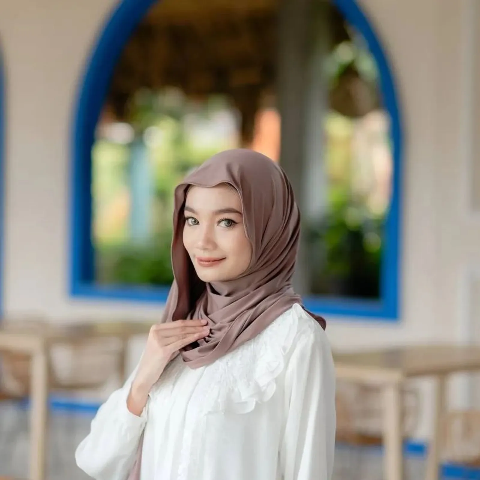 5 Tutorial Hijab Pashmina untuk Wajah Bulat biar Makin Tirus