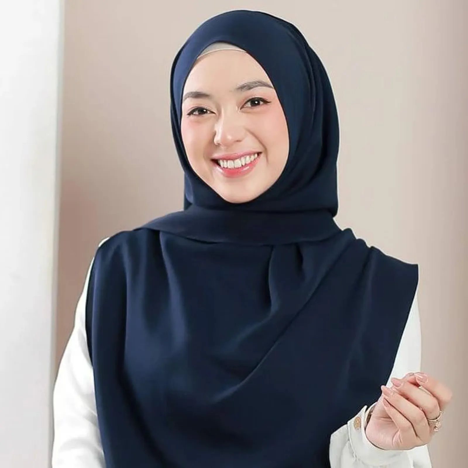 5 Tutorial Hijab Pashmina untuk Wajah Bulat biar Makin Tirus