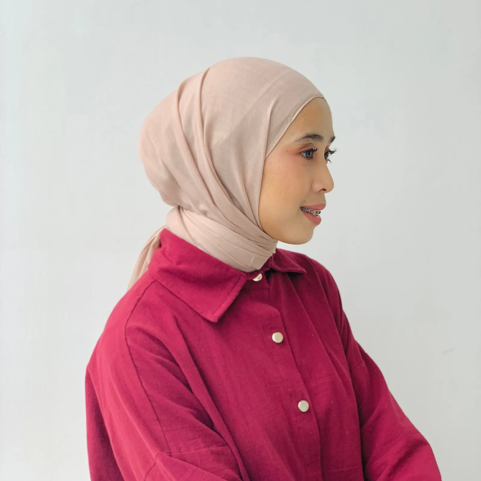 5 Tutorial Hijab Pashmina untuk Wajah Bulat biar Makin Tirus