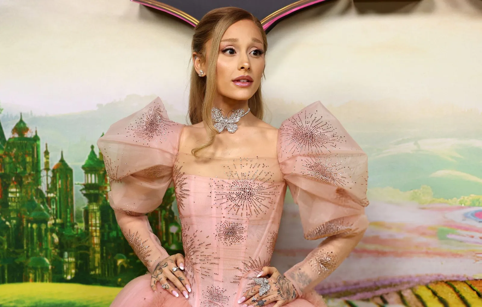 Gaya Glamor Ariana Grande dan Cynthia Erivo di Premiere Film "Wicked"