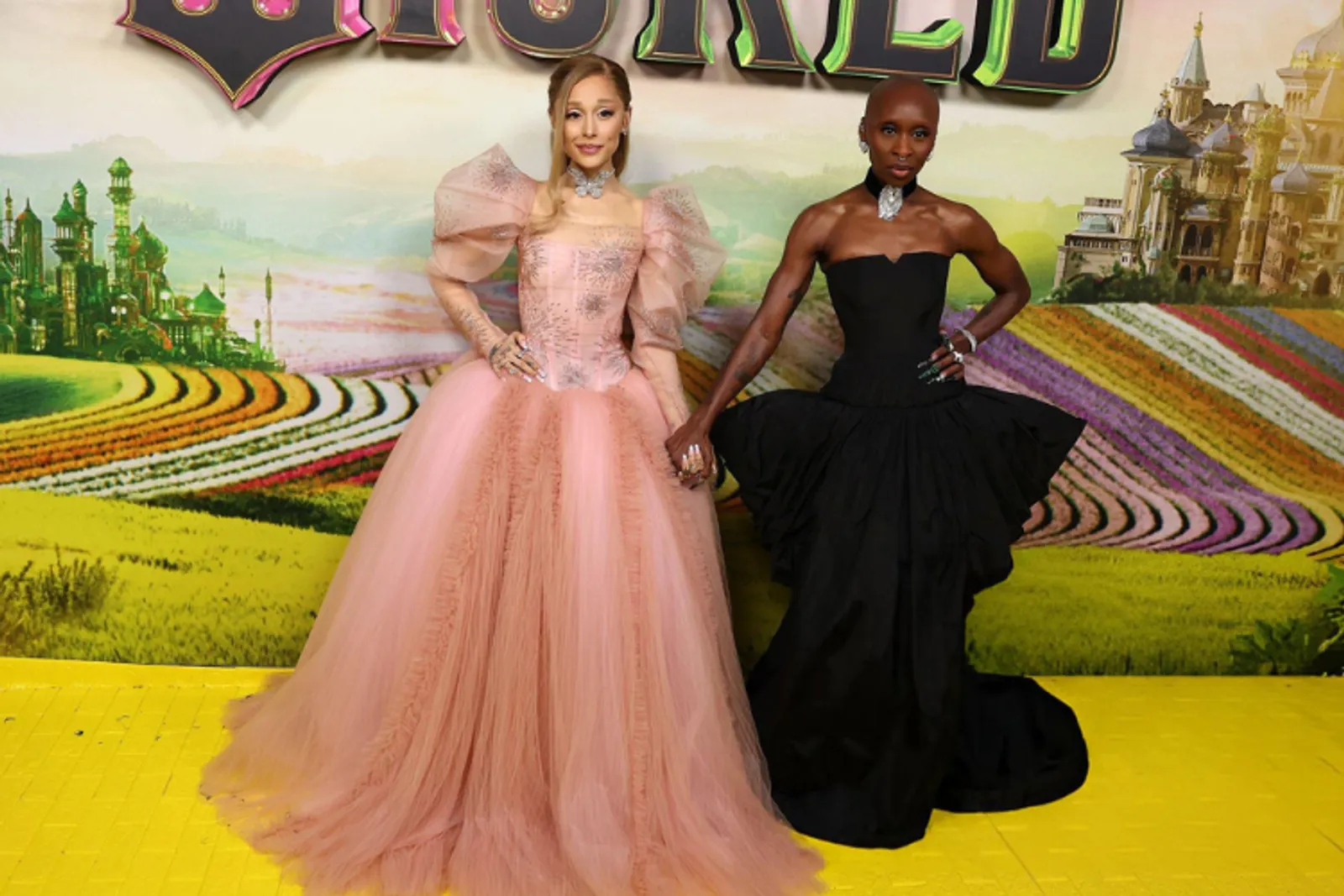 Gaya Glamor Ariana Grande dan Cynthia Erivo di Premiere Film "Wicked"