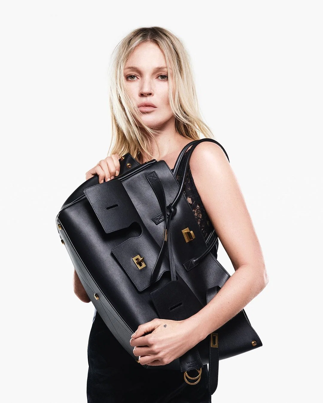 Kate Moss hingga Juyeon Jadi Wajah Campaign Balenciaga Bel Air Bag