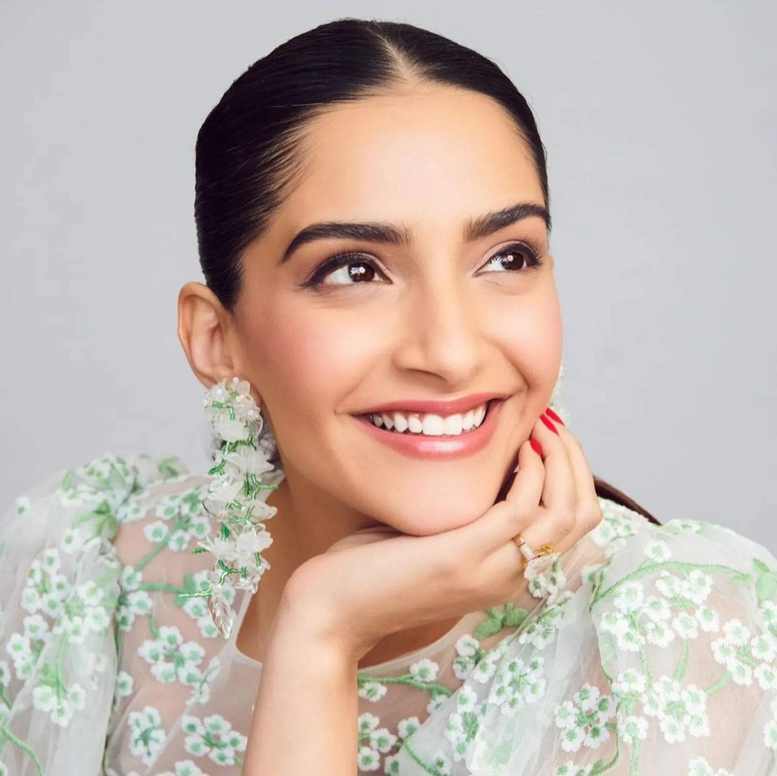 Intip Potret Sonam Kapoor yang Didapuk Jadi Ambassador Dior 