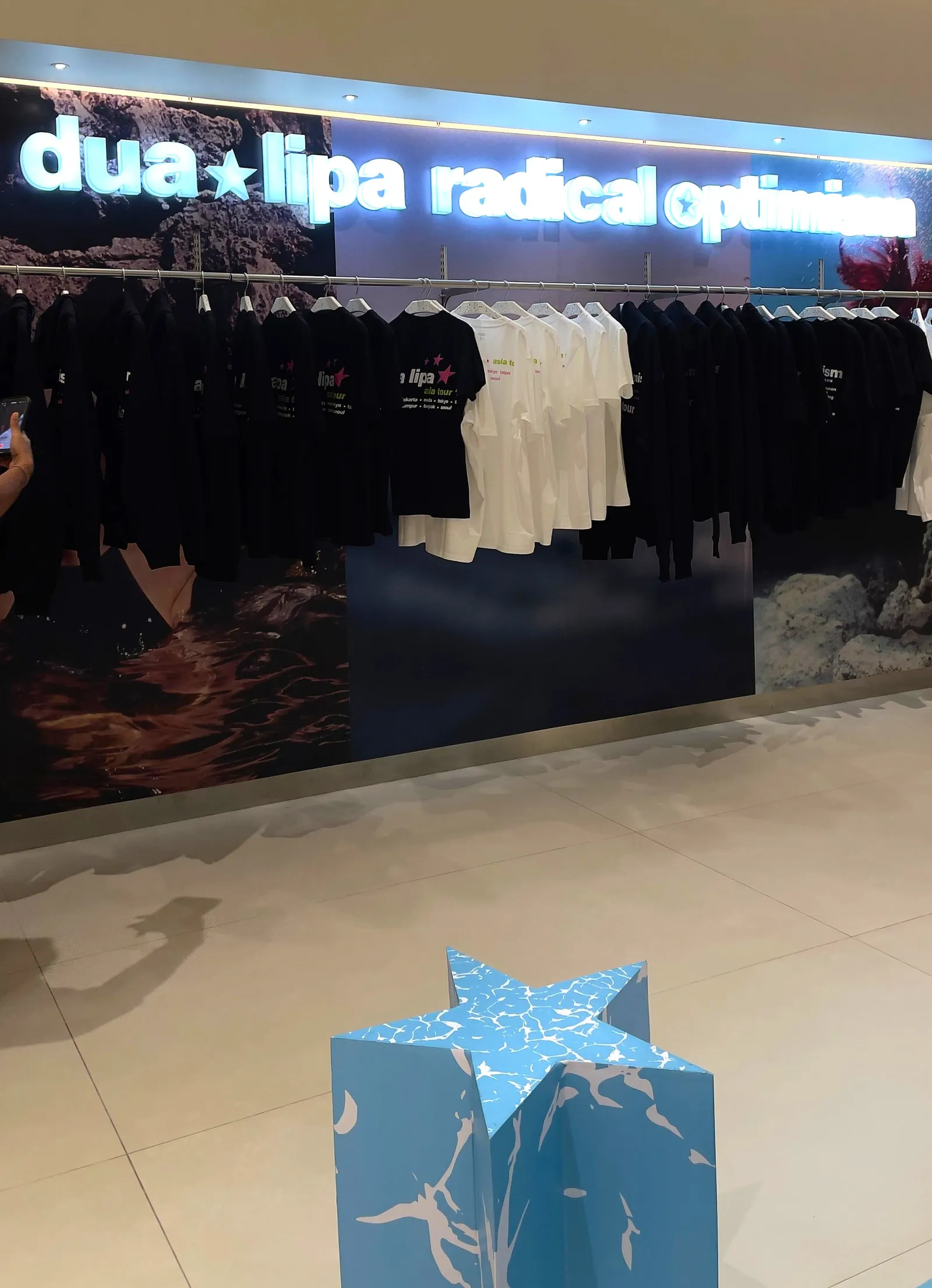 Dapatkan Exclusive merchandise Dua Lipa Pop-up Store di Plaza Senayan