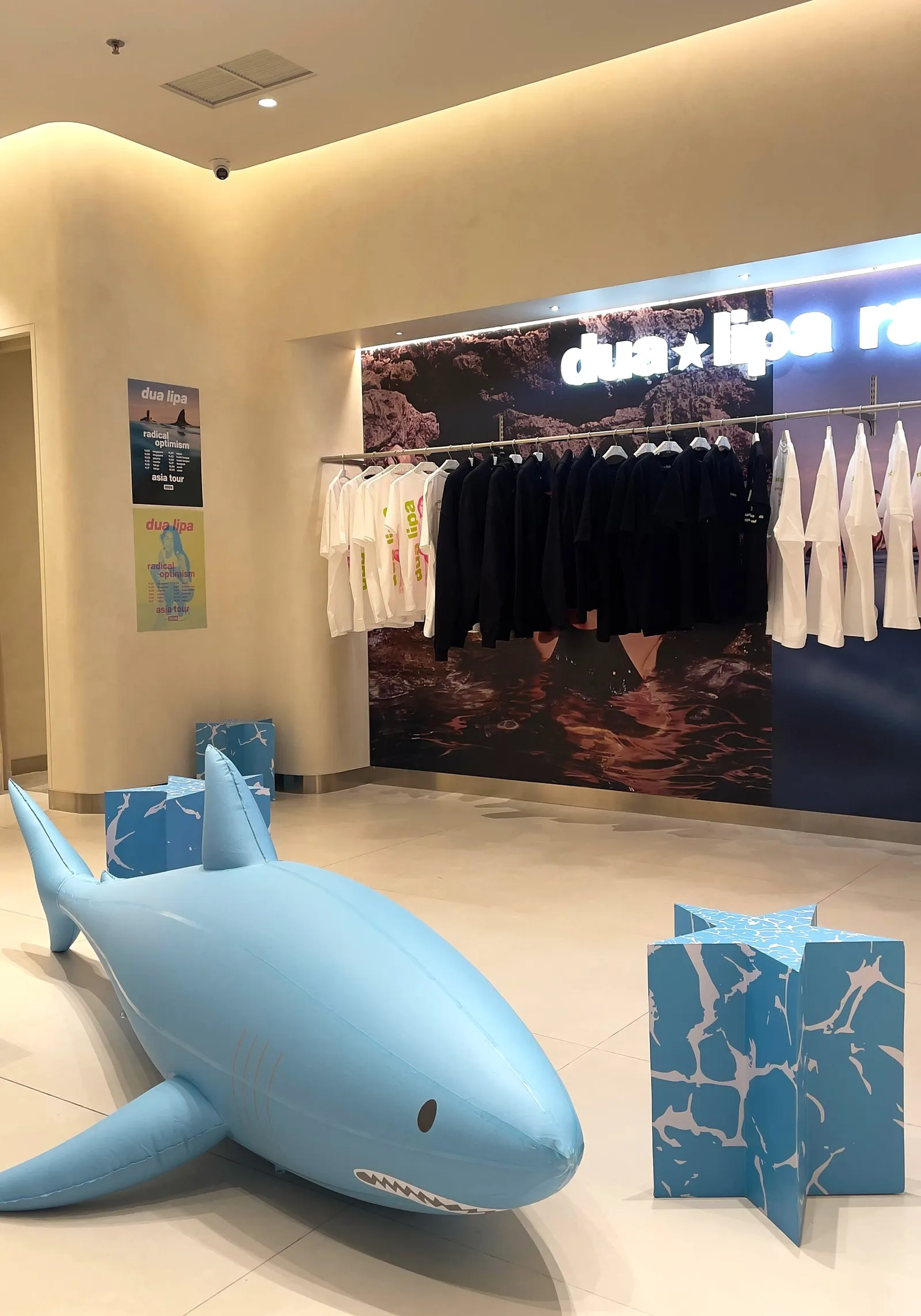 Dapatkan Exclusive merchandise Dua Lipa Pop-up Store di Plaza Senayan