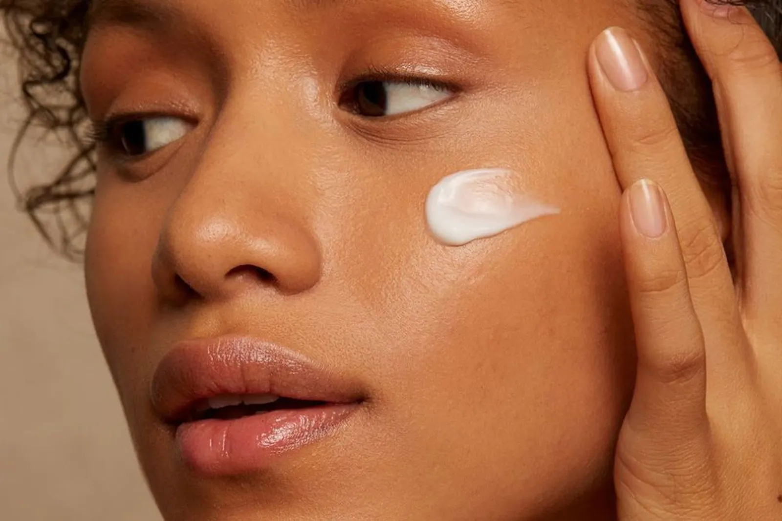 7 Pilihan Sunscreen untuk Kulit Bruntusan Remaja 