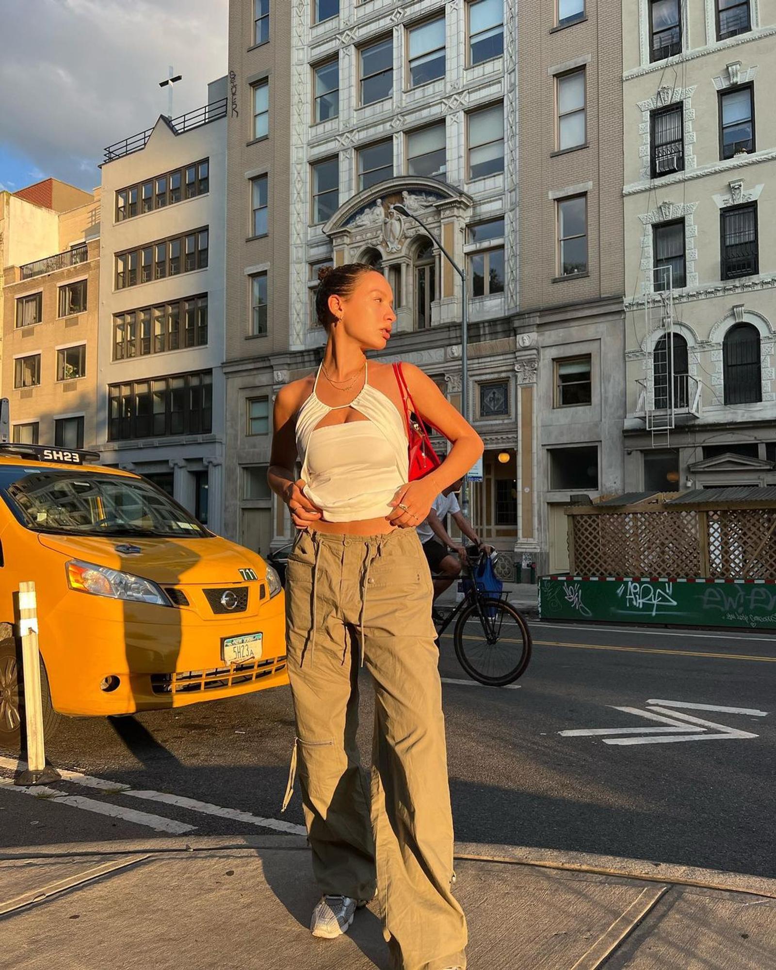 5 Model Celana untuk Lengkapi Halter Neck Tank Top Outfit yang Modis