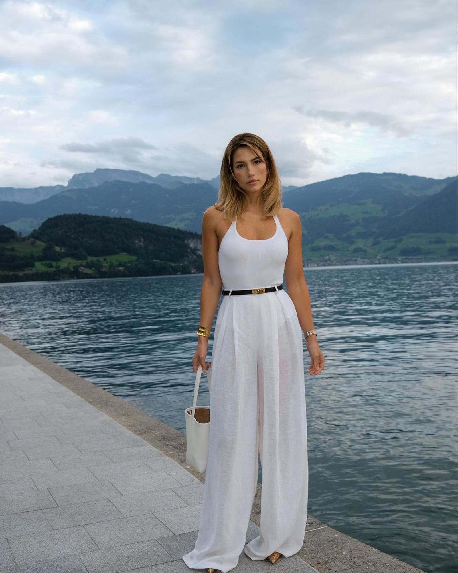 5 Model Celana untuk Lengkapi Halter Neck Tank Top Outfit yang Modis