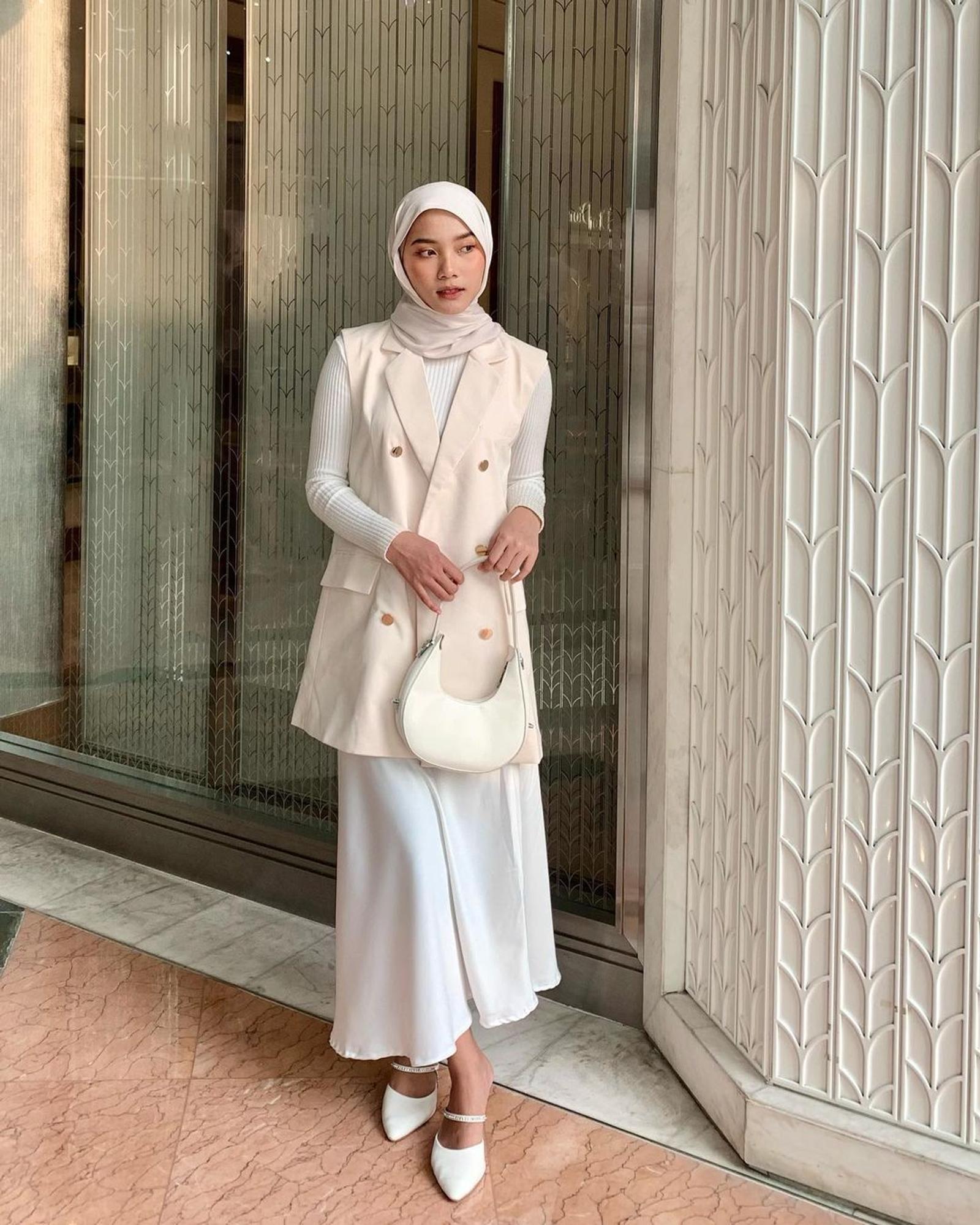 Padu-padan Warna Netral untuk OOTD Kantor Sehari-hari