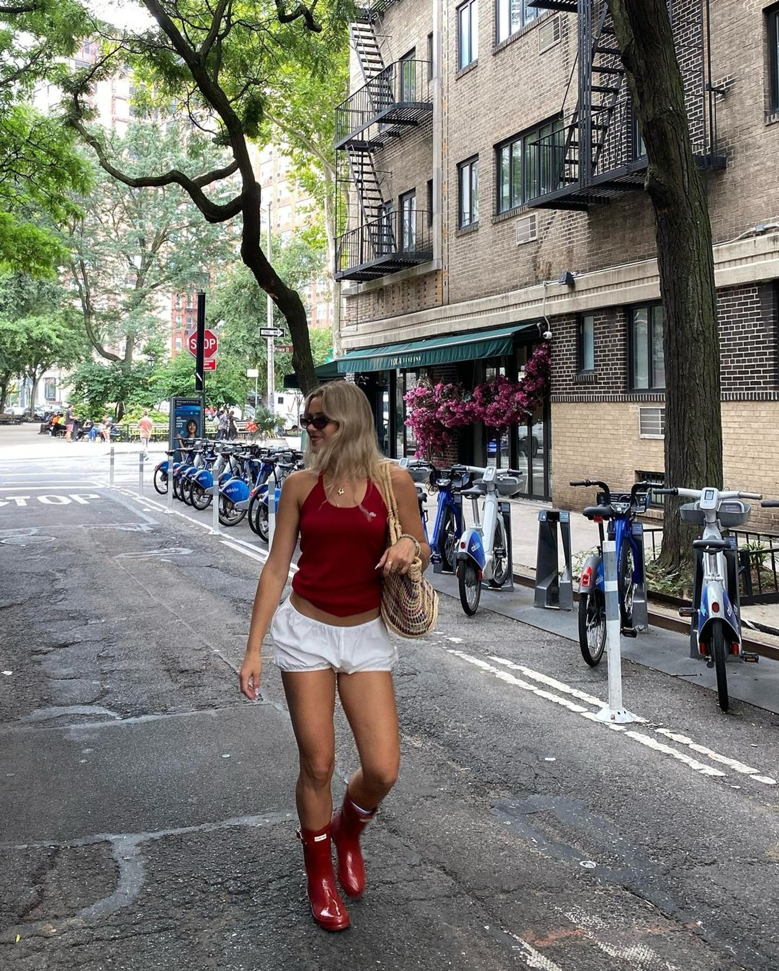 5 Model Celana untuk Lengkapi Halter Neck Tank Top Outfit yang Modis