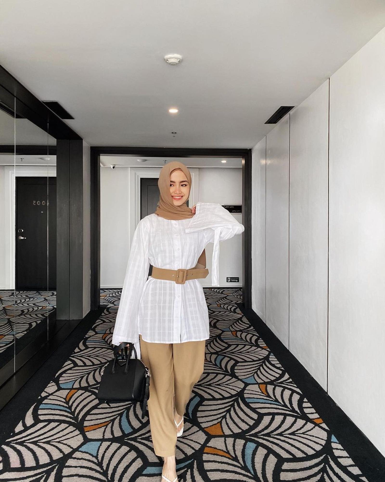Padu-padan Warna Netral untuk OOTD Kantor Sehari-hari