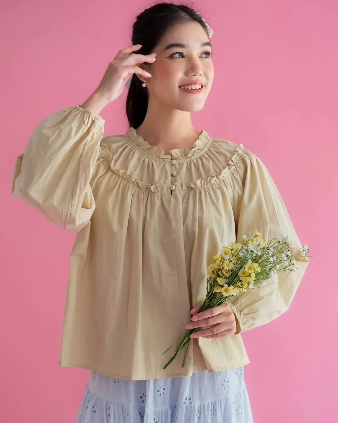 8 Model Blouse Wanita Kekinian yang Modis dan Stylish