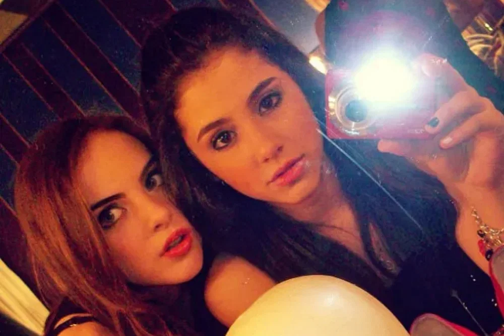 6 Fakta Persahabatan Ariana Grande dan Liz Gillies, Berkarier Bareng!