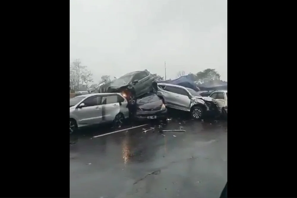 Persneling Gigi 4 Saat Turun, Kronologi Kecelakaan Tol Cipularang KM92