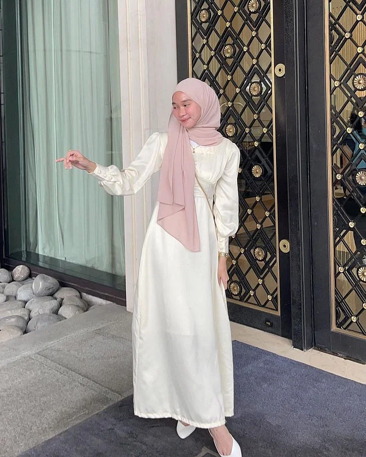 Gamis Putih Cocok dengan Jilbab Warna Apa? Ini 7 Pilihannya