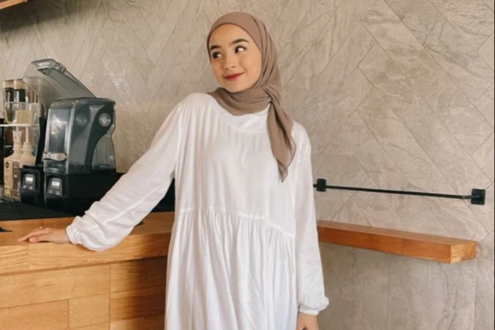 Gamis Putih Cocok dengan Jilbab Warna Apa? Ini 7 Pilihannya