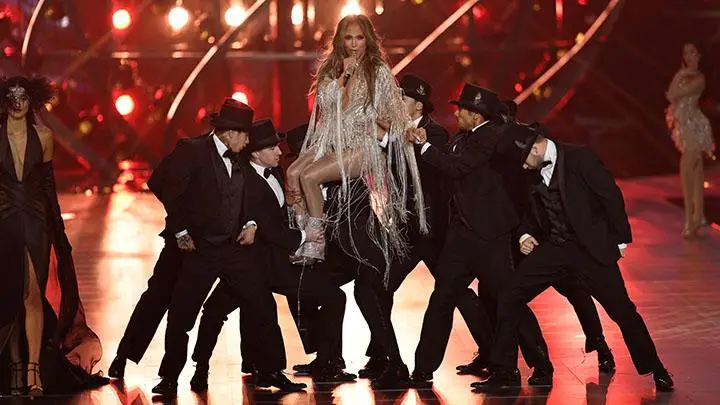 Jennifer Lopez Pakai Bodysuit Berkilauan saat Perform di Riyadh Season