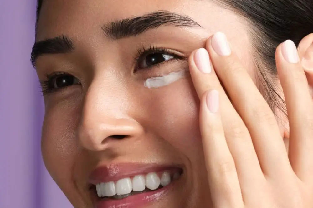 Waktu Terbaik Gunakan Eye Cream, Pagi atau Malam? 