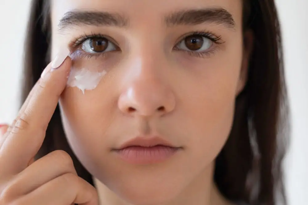 Waktu Terbaik Gunakan Eye Cream, Pagi atau Malam? 