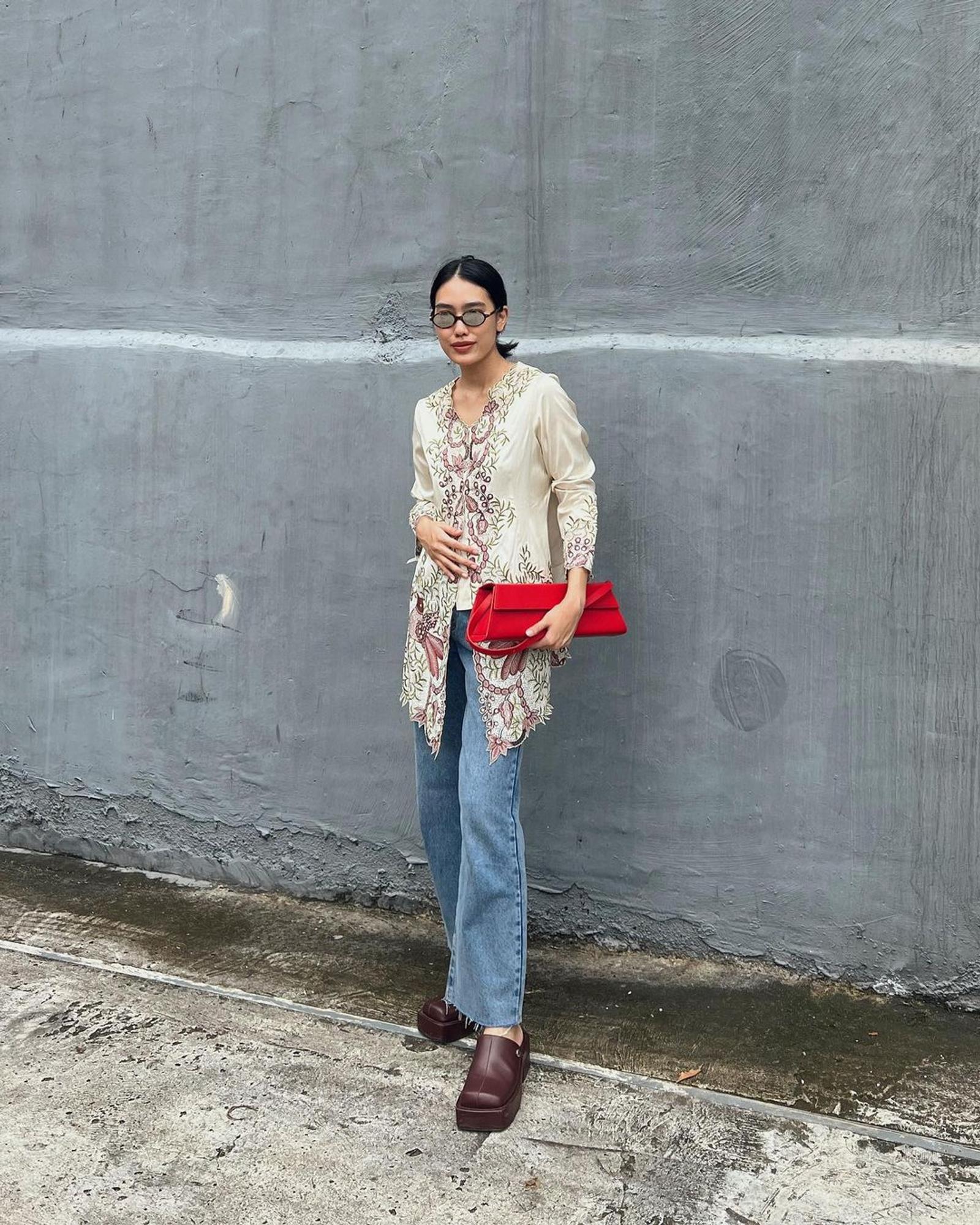 Paduan Kebaya dan Celana Jeans Trendi A La Artis Indonesia