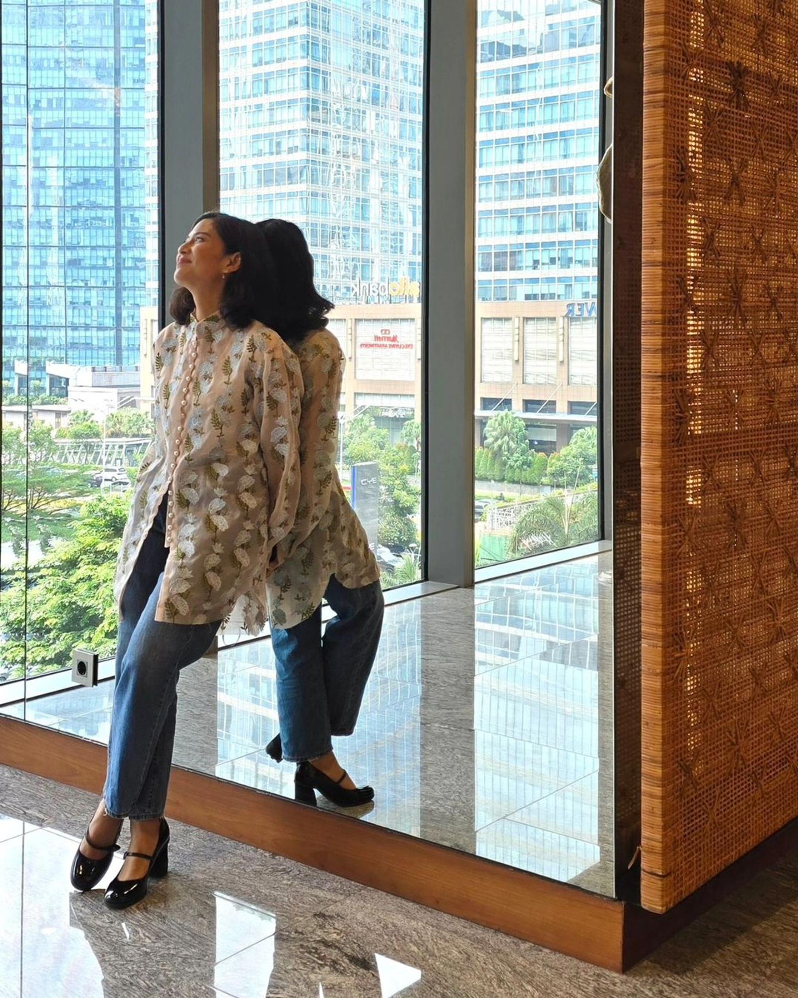 Paduan Kebaya dan Celana Jeans Trendi A La Artis Indonesia