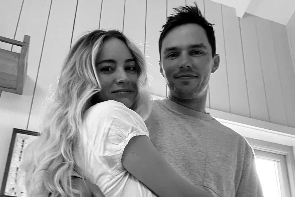 Kisah Cinta Nicholas Hoult dan Bryana Holly, Dikabarkan Sudah Menikah!