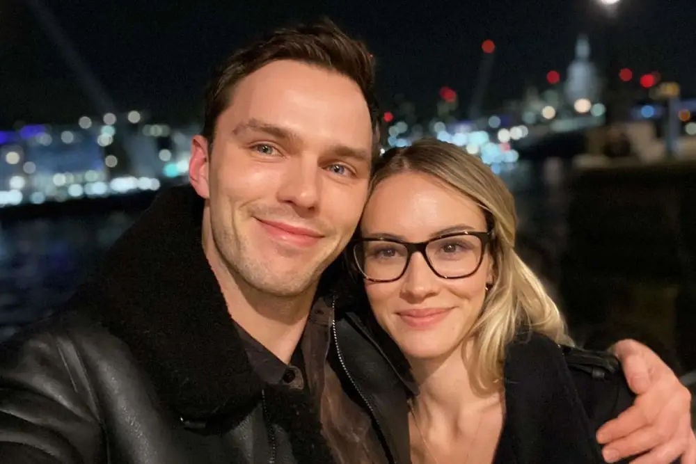 Kisah Cinta Nicholas Hoult dan Bryana Holly, Dikabarkan Sudah Menikah!