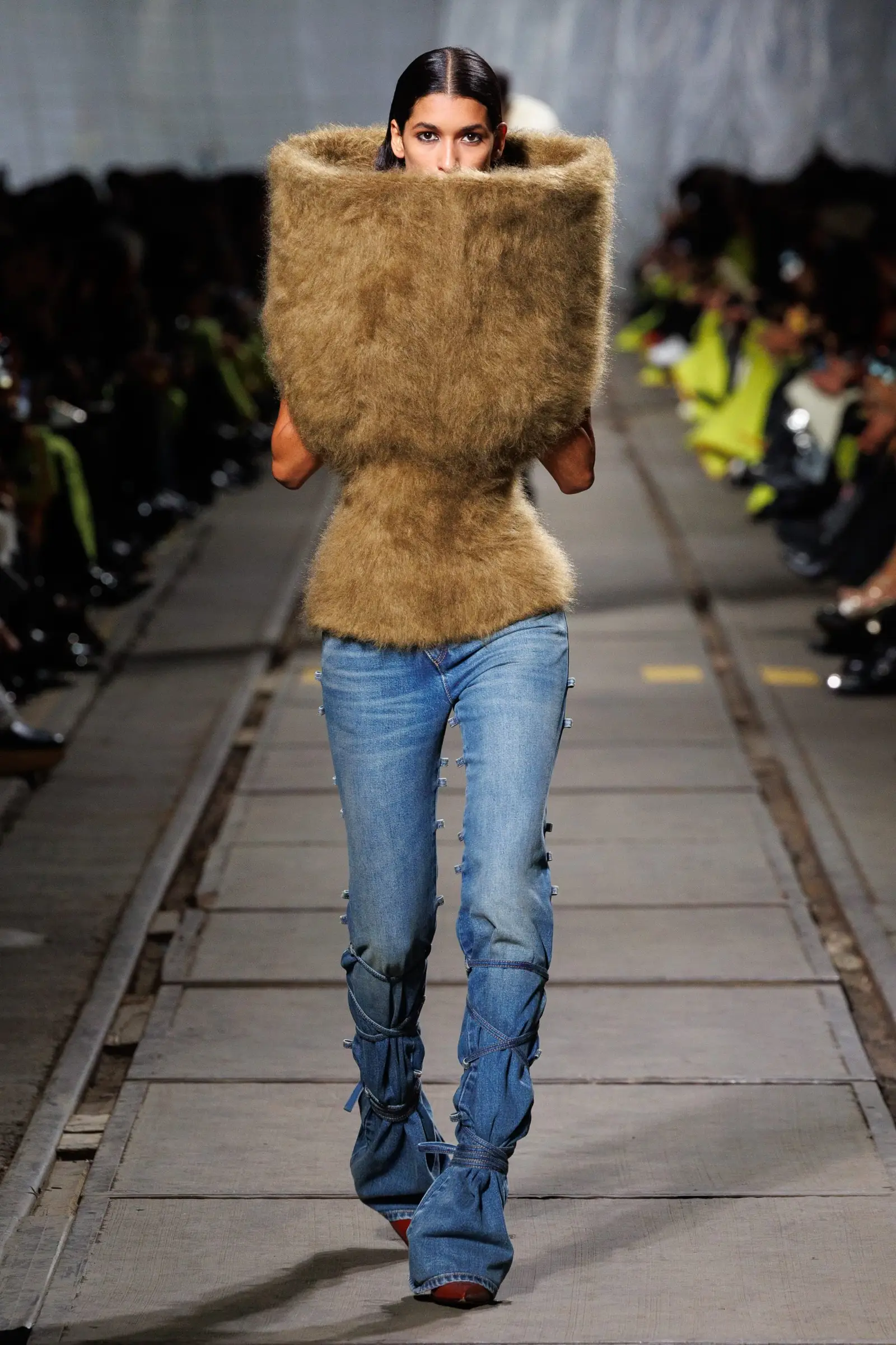 7 Kreasi Unik Celana Panjang Denim dari Runway Fall/Winter 2024