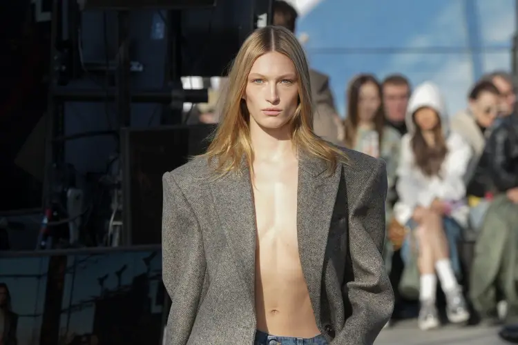 7 Kreasi Unik Celana Panjang Denim dari Runway Fall/Winter 2024