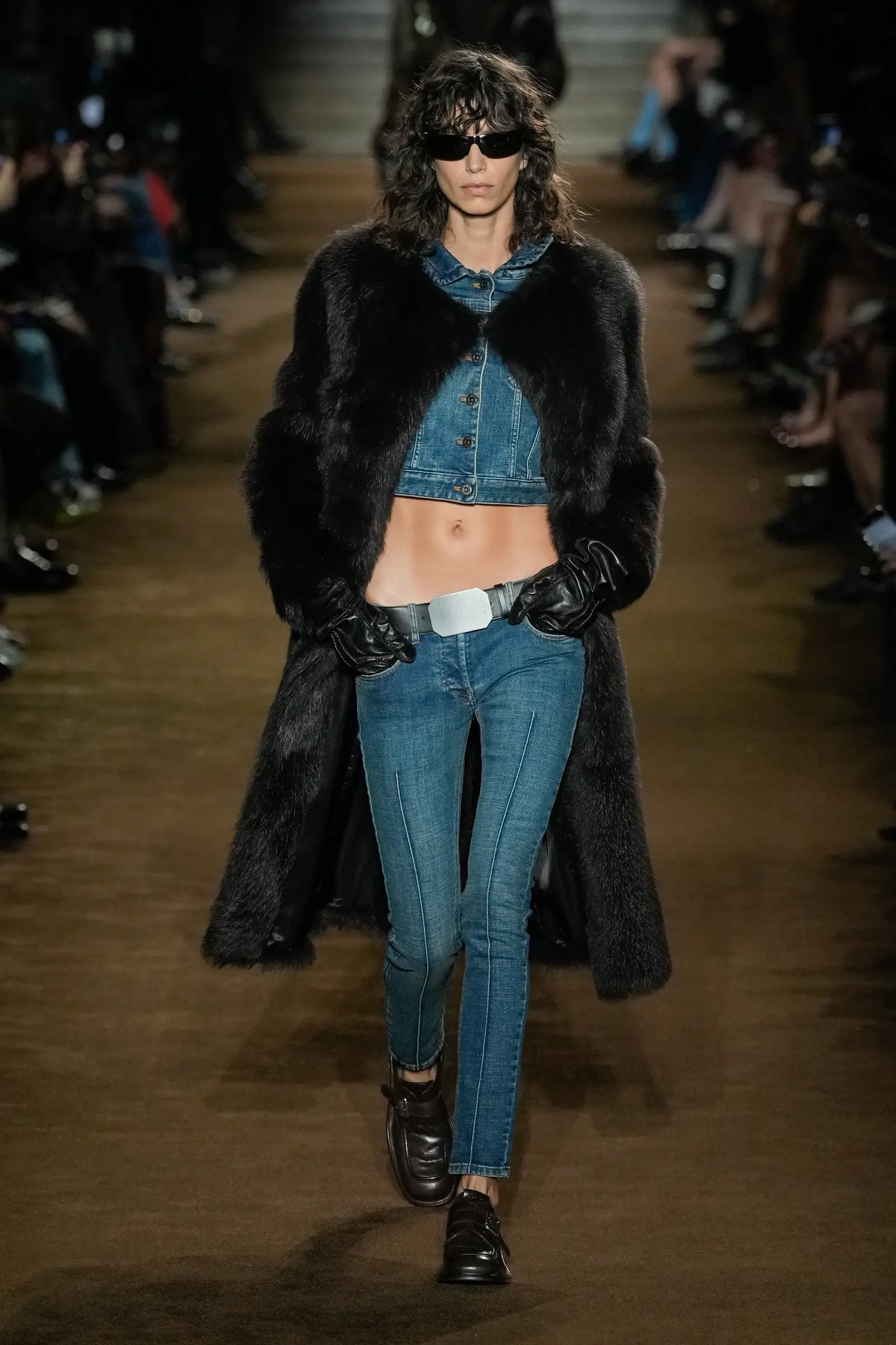 7 Kreasi Unik Celana Panjang Denim dari Runway Fall/Winter 2024