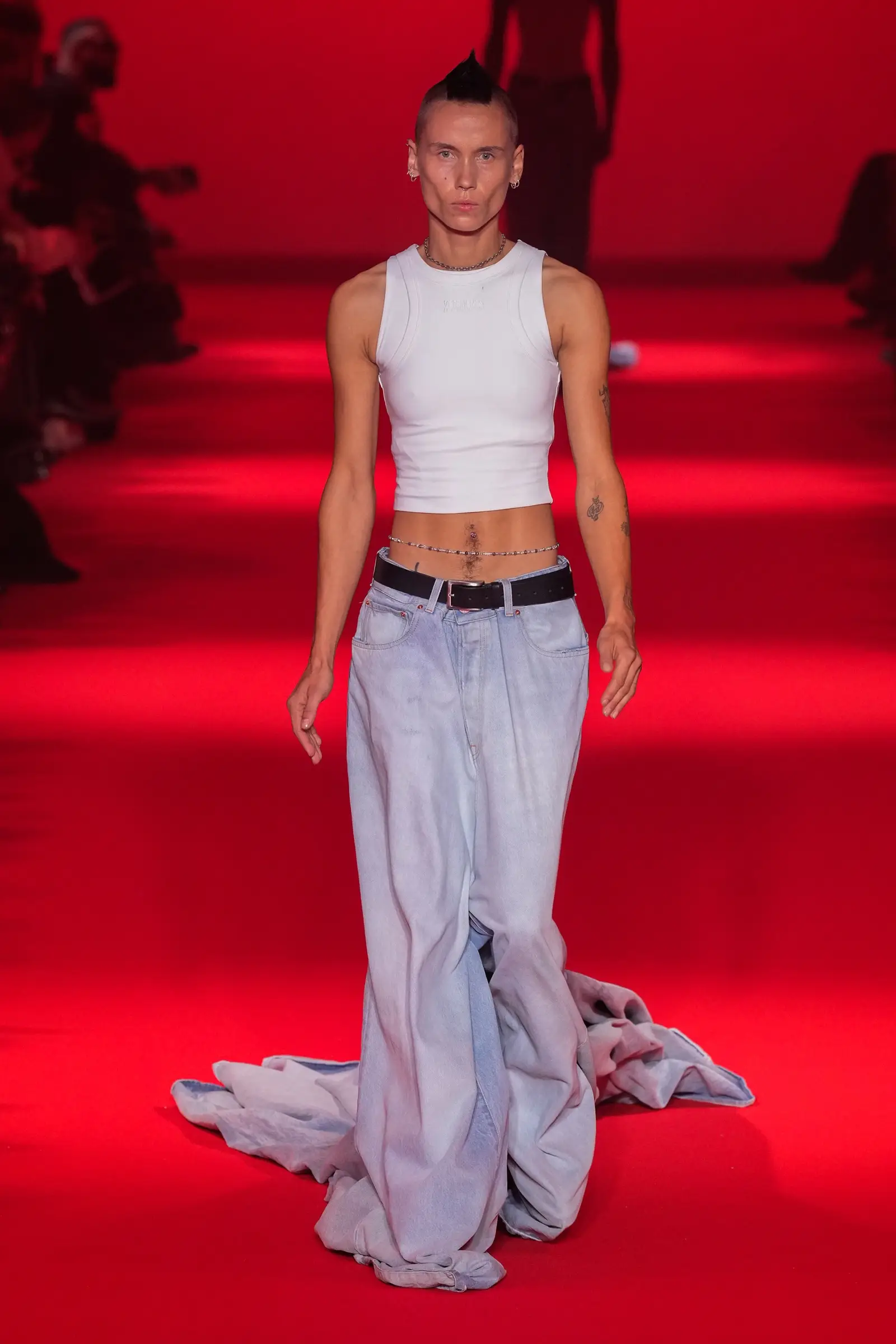 7 Kreasi Unik Celana Panjang Denim dari Runway Fall/Winter 2024